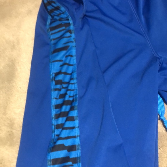 Nike lacrosse athletic shorts. The elastic waist band needs to be sewn down - Picture 3 of 7